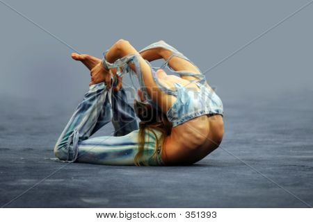 Fille flexible
