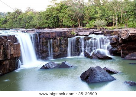 Tadtone cascata In clima foresta della Thailandia Top prospettiva