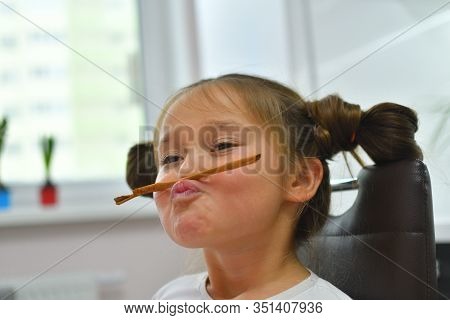 Cinnamon Concept. Girl Grimacing With Cinnamon Sticks. Girl Holding And Smelling Cinnamon Stic. Port