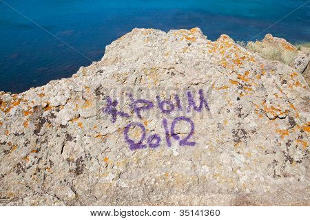 Letras de Crimea en la roca