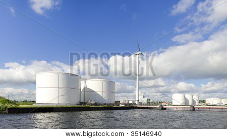 Ã–l-Lagertanks