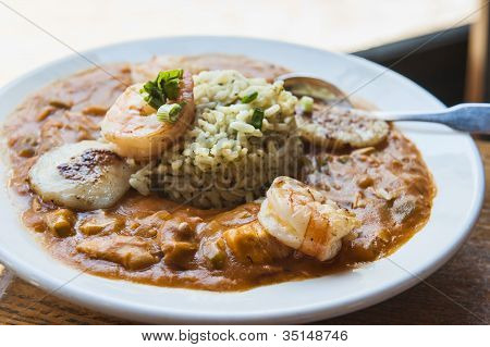Gumbo med kylling, fisk og skaldyr & pølse
