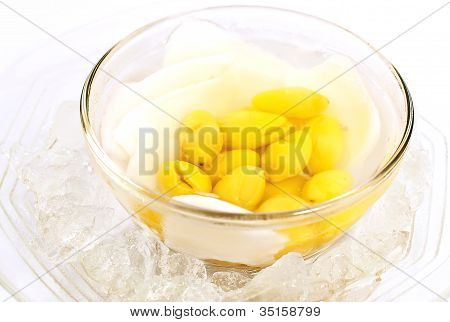 Porcas de Ginkgo amarelo-sobremesa tradicional da Tailândia em água doce de coco