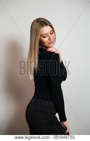 Beautiful Glamour Long Hair Woman Posing For Camera Photographer Wearing Plack Body With Jeans - Por