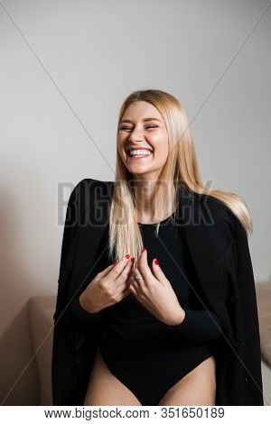 Beautiful Glamour Long Hair Woman Posing For Camera Photographer Wearing Plack Body With Jeans - Por