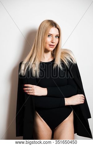 Beautiful Glamour Long Hair Woman Posing For Camera Photographer Wearing Plack Body With Jeans - Por