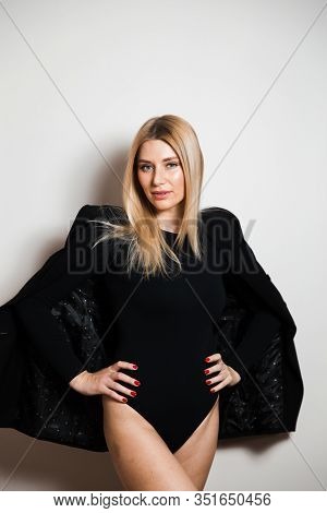 Beautiful Glamour Long Hair Woman Posing For Camera Photographer Wearing Plack Body With Jeans - Por