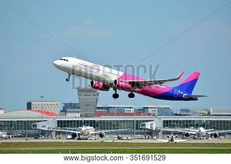 Warsaw, Poland. 24 July 2018. Airplane Ha-lxm Wizz Air Airbus A321-231(wl)  Taking Off From The Wars