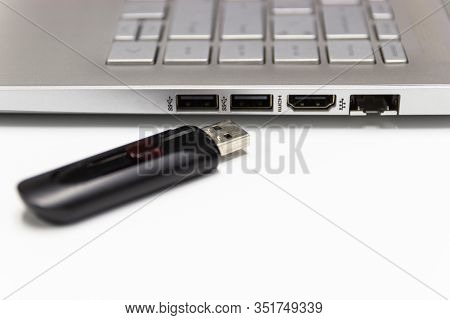 Flash Drive With Laptop Computer For Conncet To Usb Port Plug-in Laptop For Transfer And Backup Busi