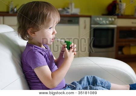 Little Boy utilizzando Inhaler