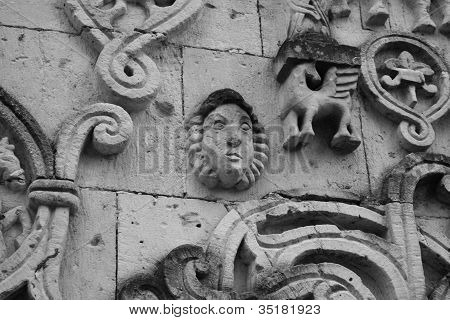 Basrelief på væggen i en bygning