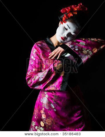 Retrato de gueixa dançando isolado em preto