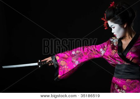 Retrato de gueixa guerreiro com espada isolado em preto