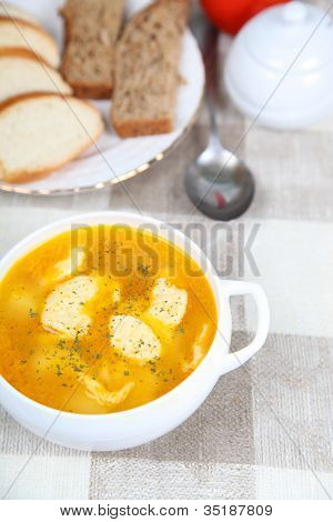 Suppe mit Knödel