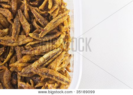 Closeup di acciughe fritte, cibo asiatico