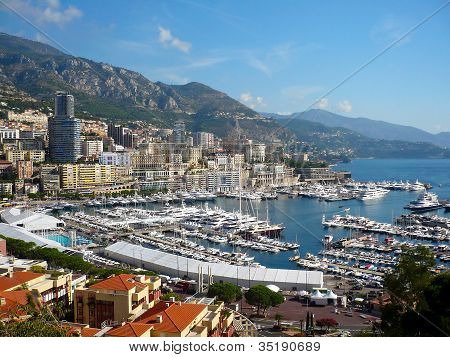 Visning af luksusyachter i havnen i Monaco