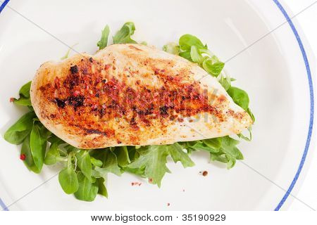 Bistecca di pollo squisito sulla piastra.