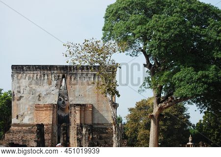 Ancient Architecture And Ruins Building Of Wat Si Chum Temple And Pra Ajana Buddha Statues For Thai