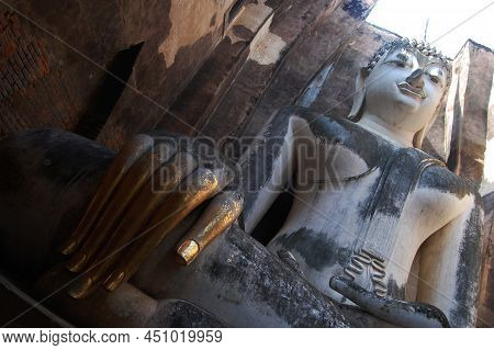 Ancient Architecture And Ruins Building Of Wat Si Chum Temple And Pra Ajana Buddha Statues For Thai