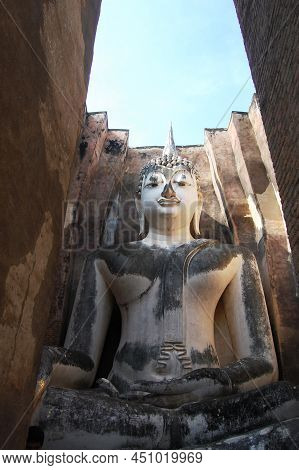 Ancient Architecture And Ruins Building Of Wat Si Chum Temple And Pra Ajana Buddha Statues For Thai
