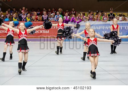 Moskwa - MAR 24: Zespół Cheerleaders LISSA wykonuje na Mistrzostwa i konkursy w Moskwie w cheerlea