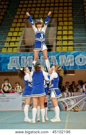 Moscou - 24 MAR : Fille de l'équipe de pom-pom girls Jam effectue des cascades au championnat et concours de Mos