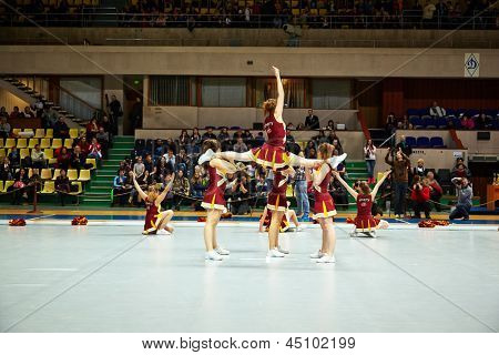 Moscou - 24 MAR : Équipe de pom-pom girls cerise effectue au championnat et concours de Moscou en cheerle