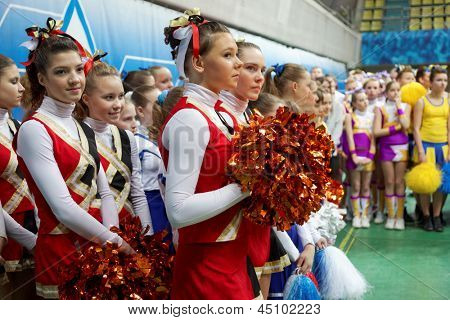 Moscou - 24 MAR : Filles - participants de l'équipe de pom-pom girls avant le début du championnat et concours
