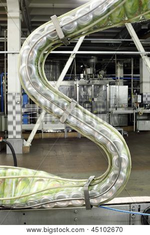 Moskau - Mai: Dosen Mojitos verschieben auf Förderband in Otschakowskij Fabrik, 16. Mai 2012 Moskau, Russland. 
