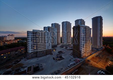 Moskwa - JUN 22: Budynki w budowie mieszkaniowej kompleks wyspa Elk w zmierzchu, 22 czerwca, 20