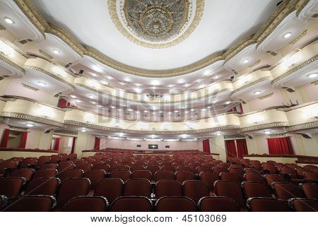 Moskva - 23 APRIL: Belysning auditorium i Vakhtangov Theatre den 23 April, 2012 i Moskva, Ryssland. VA