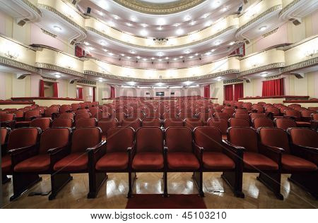 Moskva - 23 APRIL: Sittplatser i salongen i Vakhtangov Theatre den 23 April, 2012 i Moskva, Ryssland. VA