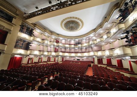 Moskva - 23 APRIL: Vy från scenen t o hörsalen i stora scenen i Vakhtangov Theatre den 23 April, 