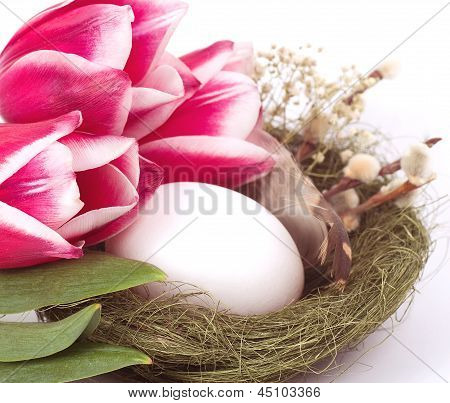 Ovos de Páscoa com um buquê de rosa