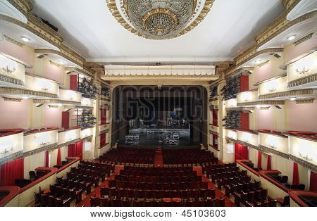 Moskva - 23 APRIL: Ovanifrån auditorium och Vakhtangov teater 23 April 2012 i Mosco