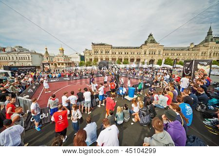 Moskva - 27. května: Lidé hodinky basketbal hra během Dudu Streetbasket fest na Rudém náměstí, květen 27, 2