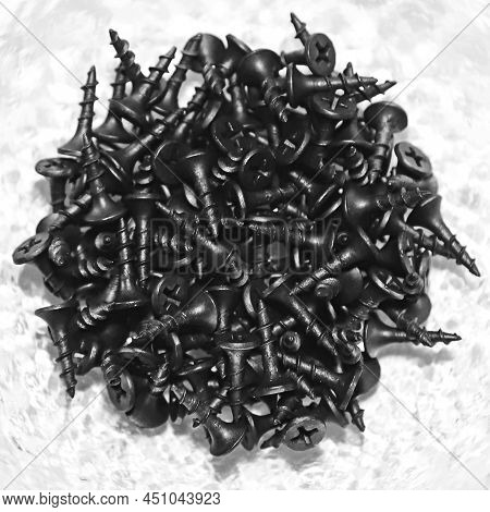 Black Shiny Screws Self-tapping Screws Lie In A Heap