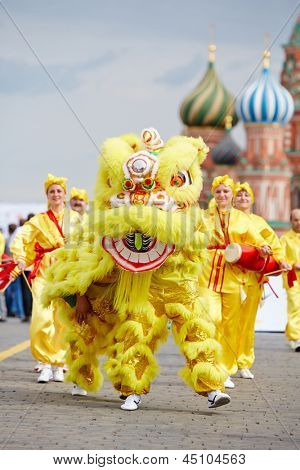 Moskva - 27. května: Ruští stoupenci Falun Gongu (Falun Dafa) na Rudém náměstí během 8-th sportovní Fórum