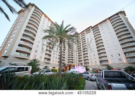 อลันยา - 5 กรกฎาคม: รถยนต์ใกล้โรงแรม Goldcity บน 5 กรกฎาคม 2012 ในอลันยา ตุรกี Goldci โรงแรมระดับ 5-ดาว