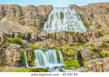 Dynjandi es la cascada más famosa de los fiordos del oeste y una de las más hermosas cascadas en