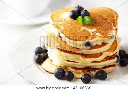 Stapel von Pfannkuchen mit frischen Heidelbeeren