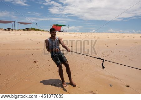 Ponto Do Corumba, Brazil. March 6 2022: Local Fishermen Pulling In Their Net From The Morning Catch.