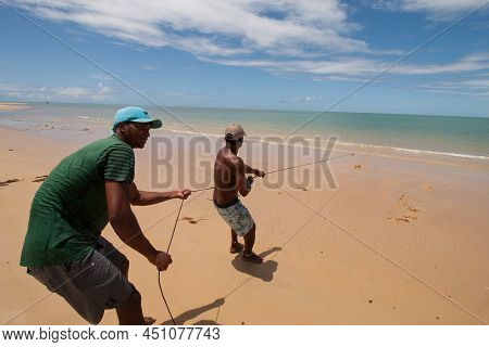 Ponto Do Corumba, Brazil. March 6 2022: Local Fishermen Pulling In Their Net From The Morning Catch.