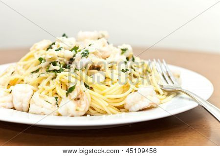 Meeresfrüchte-Nudelgericht