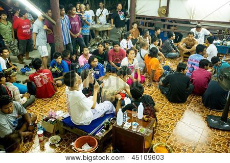 NAKHON CHAI, Tajlandia - MAR 23: Niezidentyfikowane mnich sprawia, że tradycyjne Yantra tatuażu w Wai pełna