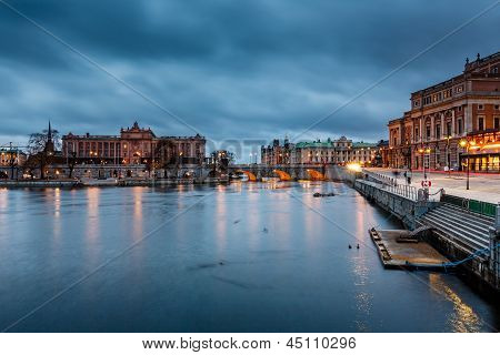 Královská Opera osvětlené Stockholm a Riksdag večer, Švédsko