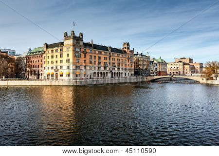 Stromgatan nábřeží a královská Opera ve Stockholmu, Švédsko