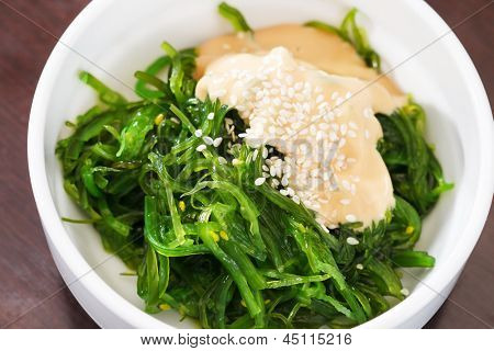 Chuka zeewier salade gegarneerd met sesamzaadjes