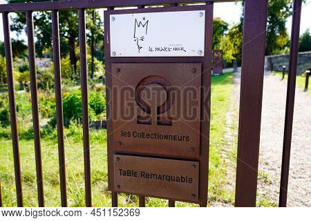 Lormont , Aquitaine  France - 03 12 2022 : Restaurant Le Prince Noir Les Collectionneurs Logo Sign L