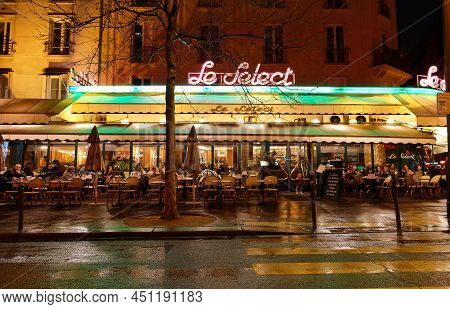 Paris, France - March 13 , 2022 : Le Select In The Montparnasse Quarter - One Of The Most Legendary 